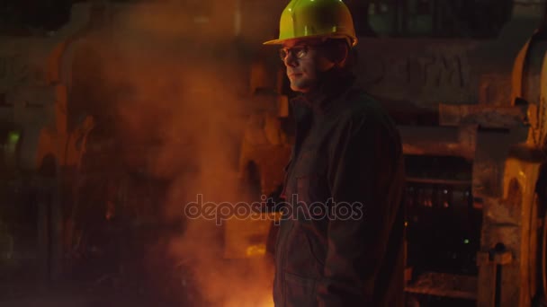 Portrét těžkého průmyslu technik v přilbu ve slévárně. Průmyslovém prostředí. — Stock video