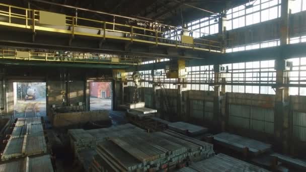 Φάρος μέσα σε μεγάλο βιομηχανικό κτίριο με τη μετακίνηση ηλεκτρομαγνητική γερανοί. — Αρχείο Βίντεο