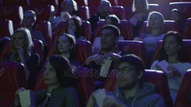 Bir grup insan bir korku film gösterimi bir film Sinema Tiyatro izlerken korkuyor.