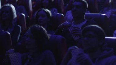 Bir grup insan bir komedi film gösterimi bir film Sinema Tiyatro izlerken gülüyor.