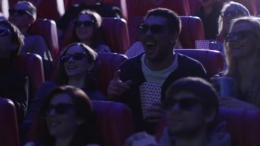 Bir grup insan 3d gözlük bir komedi film gösterimi bir film Sinema Tiyatro izlerken gülüyor.