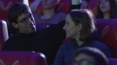 Genç mutlu Romantik Çift sinema sinemada eleme bir film izliyor.