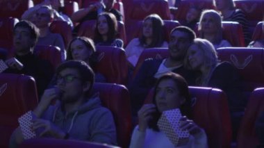 Genç Romantik Çift out yapma ve bir film gösterimi bir film Sinema Tiyatro izlerken öpüşme.