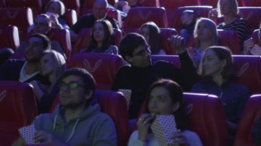 Genç mutlu Romantik Çift sinema sinemada eleme bir film izliyor.