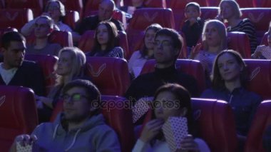 İnsanlar bir film gösterimi bir film Sinema Tiyatro izlerken oturduğu adam çıkış.