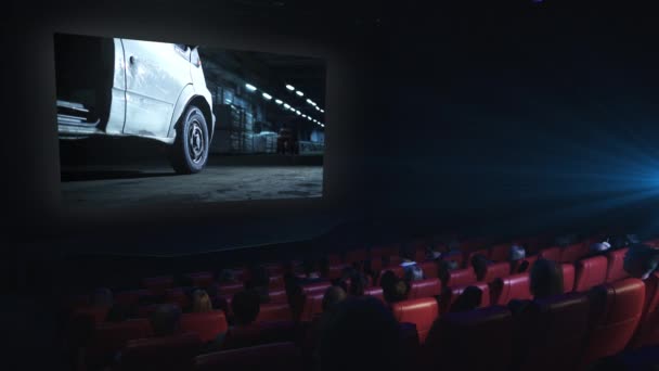 Gruppe von Menschen schaut sich einen Actionfilm in einem Kino an. — Stockvideo