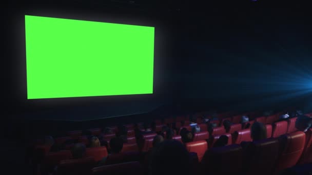 Grupp människor tittar på en grön skärm mock-up filmvisning i bio biograf. — Stockvideo