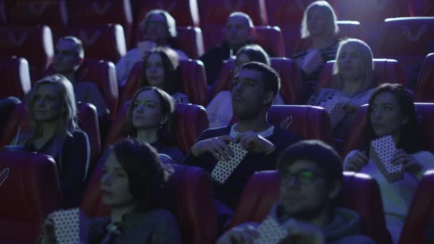 シネマの映画館での上映を見ている人々 のグループ. — ストック動画