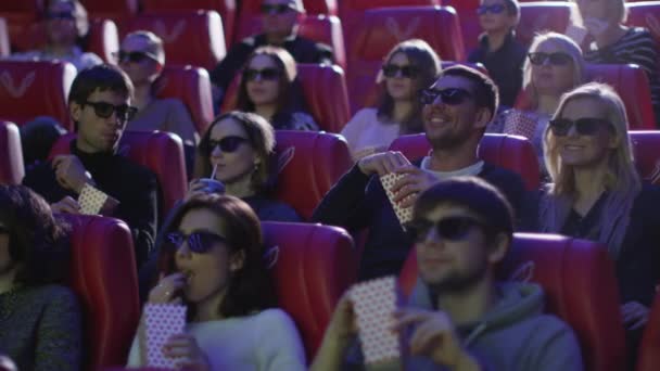 A 3D-s szemüveg embercsoport vetítés a mozi mozi filmet néz. — Stock videók