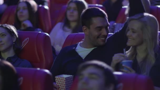 Joven pareja romántica está viendo una proyección de cine en un cine . — Vídeo de stock