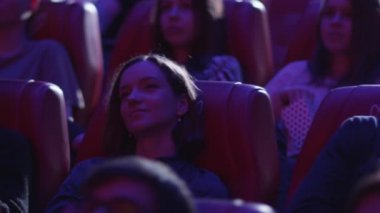 Mutlu insanların grup eleme sinema sinemada bir film izliyor.