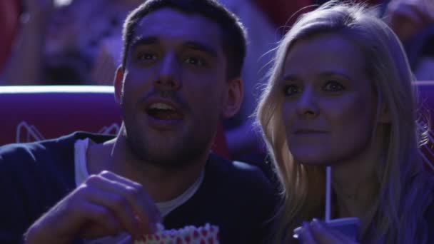 Ομάδα ευτυχισμένοι άνθρωποι παρακολουθούν μια ταινία διαλογής σε μια ταινία θέατρο κινηματογράφος. — Αρχείο Βίντεο
