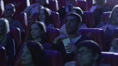 Bir grup insan bir korku film gösterimi bir film Sinema Tiyatro izlerken korkuyor.