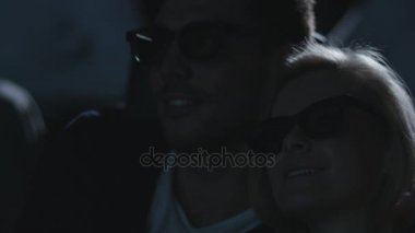 Bir çiftin yakın çekim görüntüleri 5 d film gösterimi sinemada izlemek eğlenceli yaparken birbirimizi kucaklama. 