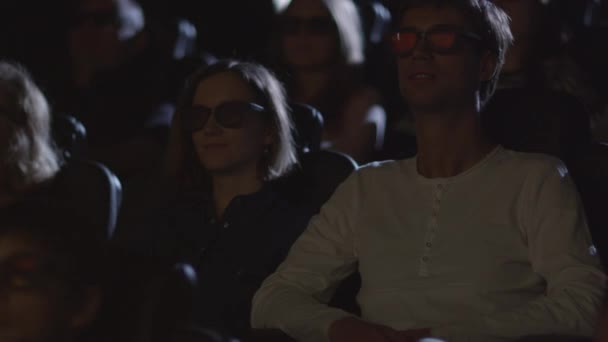 La gente se está divirtiendo mientras ve 5d proyección de películas en el cine . — Vídeo de stock
