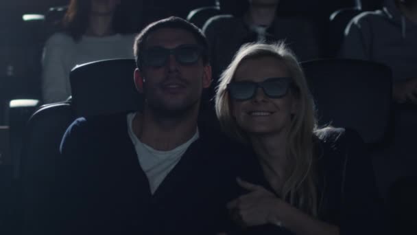 Paar omhelzen elkaar terwijl je plezier kijken 5 d film screening in bioscoop. — Stockvideo