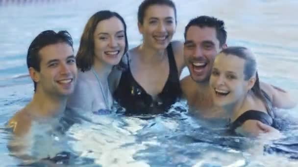 Groupe d'amis s'amuser dans la piscine — Video