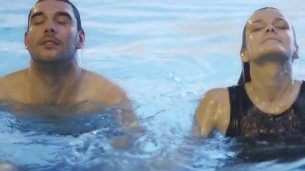 魅力的な男性と女性が一緒に水に出る. — ストック動画