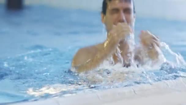 Attraktiver Mann steigt aus dem Wasser — Stockvideo