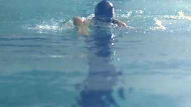 Açık Yüzme havuzunda eğitim sırasında açık gezinme gerçekleştirme profesyonel Bayan yüzücü tarafındaki vurdu