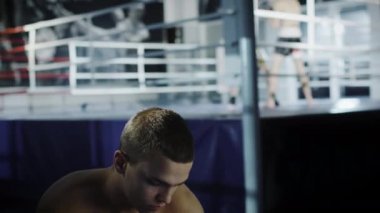 Erkek boxer halka mücadele edecek önce kırmızı handwrap elleriyle sarar.