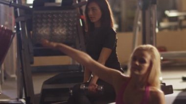 Çekici uygun sportif kız spor salonunda germe egzersizleri yapıyor.