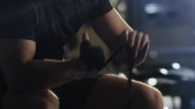 Erkek boxer mücadele eğitim önce siyah handwrap elleriyle sarar.