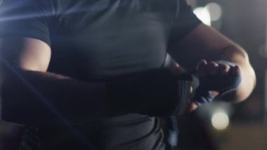 Erkek boxer mücadele eğitim önce siyah handwrap elleriyle sarar.