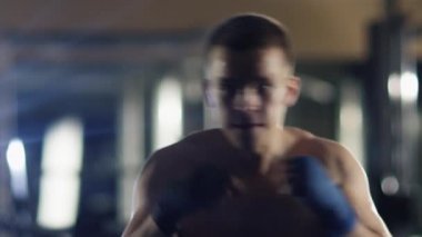 Profesyonel erkek boxer eğitim yumruklar ve spor salonunda başladı.