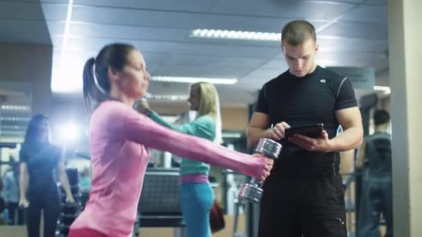 Attraktiva fit sportig tjej tränar knäböj med hantel på gymmet. — Stockvideo