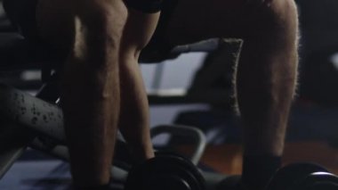 Uygun sportif yakışıklı ile spor salonunda ağır halter egzersiz.