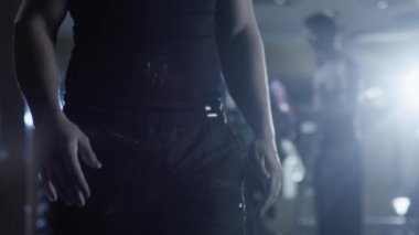 Ağır kaldırma jimnastik salonu için hazırlık eller uygun sportif yakışıklı gürlemesi.