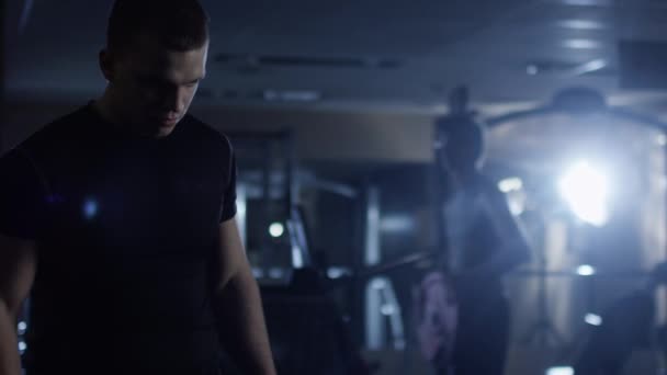 健康运动型帅哥拍手为繁重的任务在健身房做准备. — 图库视频影像