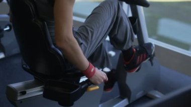 Uygun sportif yakışıklı sabit kardiyo Bisiklet spor salonunda egzersiz.