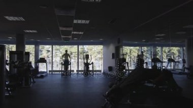 İnsanların görüntülerini siluet egzersiz ve spor salonunda eğitim.