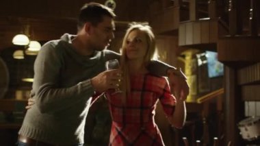 Genç kadın sarhoş arkadaşı uzak bara gitmek bira cam ile yardım.