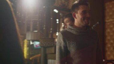 Mutlu kendine güvenen adam oturduğu bir barda için yürüyüş ve içecekler bira.