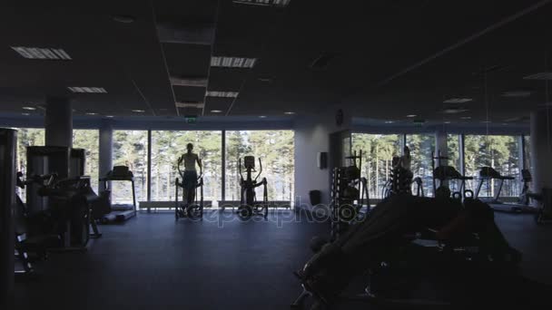 Záběry z lidí silueta cvičení a trénink v tělocvičně. — Stock video