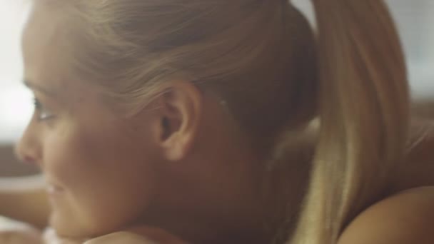 Atraktivní fit mladá žena má na relaxační masáži v romantické atmosféře v lázních. — Stock video