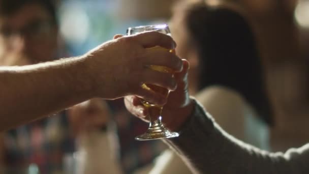 Atrakcyjny mężczyzna pije piwo lager, który został nadany mu przez barman w pubie. — Wideo stockowe