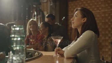 Çekici bir adam yürüdü içinde yalnız bir kız için karşılamak için bar ve bir konuşma başladı.