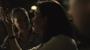 Arkadaşlar gülmek, bira ve kokteyl içmek iyi bir zaman birlikte karanlık bir barda yaparken.