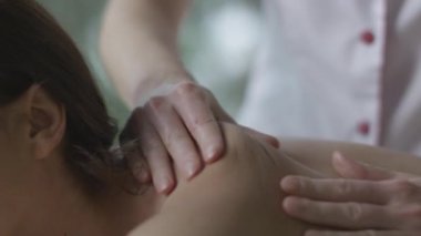 Sağlık merkezinde rahatlatıcı masaj yapma eller görüntüleri.
