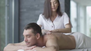 Yakışıklı adam rahatlatıcı bir masaj sağlık merkezinde bir kadın masör oluyor.