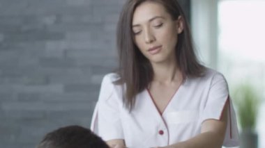 Yakışıklı adam rahatlatıcı bir masaj sağlık merkezinde bir kadın masör oluyor.