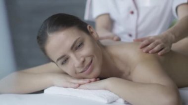 Güzel kadın sağlık merkezinde bir kadın masör rahatlatıcı bir masaj almak.