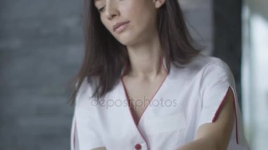 Güzel kadın sağlık merkezinde bir kadın masör rahatlatıcı bir masaj almak.