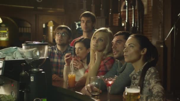 Amigos están viendo un partido de deportes en un bar y animando a una puntuación . — Vídeos de Stock