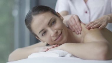 Güzel kadın sağlık merkezinde bir kadın masör rahatlatıcı bir masaj almak.