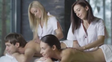 Genç çift rahatlatıcı bir masaj sağlık merkezinde kadın masör oluyor.